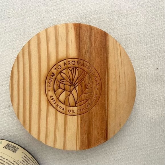 Double Wick Farm to Aromatherapy Candle in Lemon Essential Oil 9.7 Oz New - Picture 4 of 9